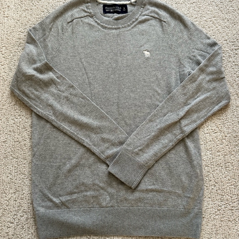 Men’s grey sweater size S